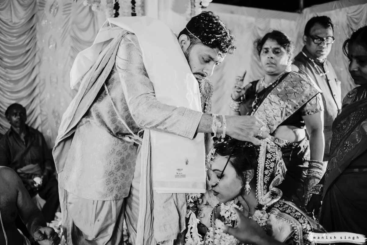 groom ties mangalsutra to bride during wedding at hotel new marrion bhubaneswar